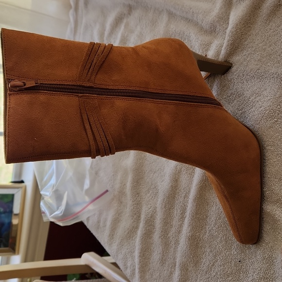 Size 7.5 brown tassel calf boots with side zipper - Picture 5 of 9